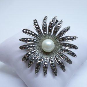 broche argent fleur aux marcasites et perle de culture