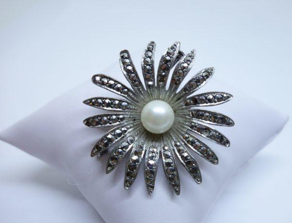 broche argent fleur aux marcasites et perle de culture