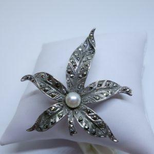 broche argent pavage marcasites et perle de culture 1930