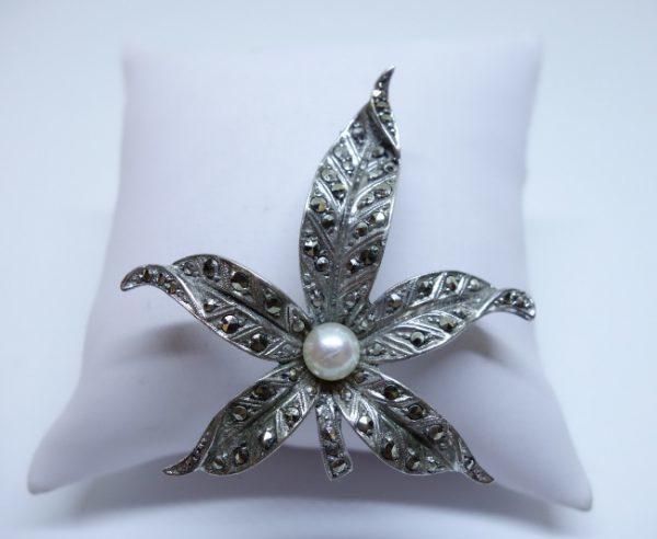 broche argent pavage marcasites et perle de culture 1930