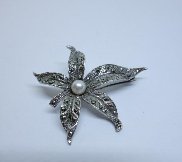 broche argent pavage marcasites et perle de culture art déco