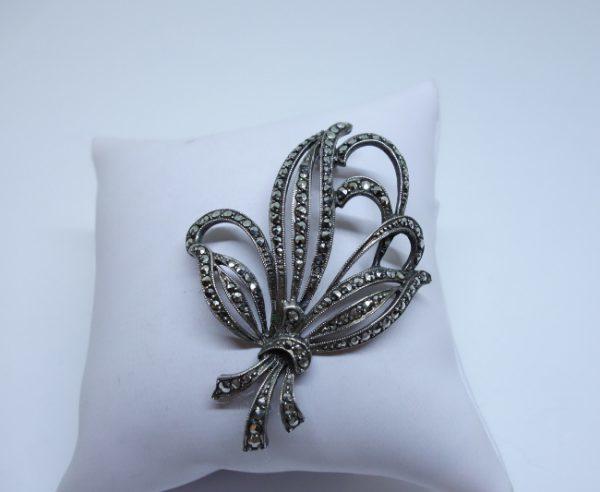 broche argent façon bouquet de rubans pavage marcasites