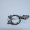 fibule argent avec pierres