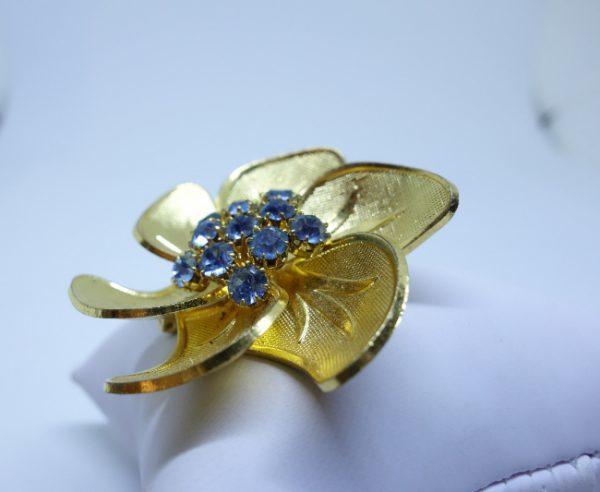 broche laiton grosse fleur et strass bleu