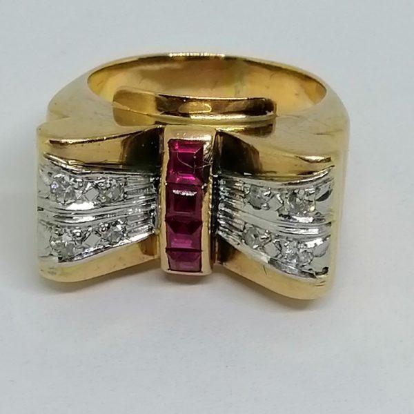 Bague or forme noeud papillon.