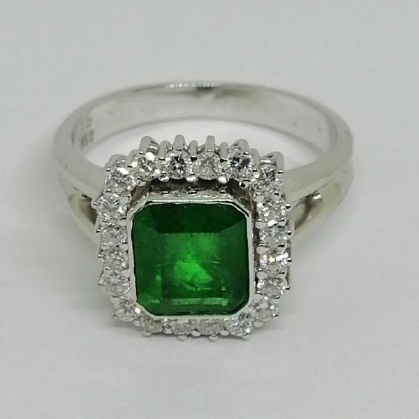Bague en or gris émeraude et diamants.