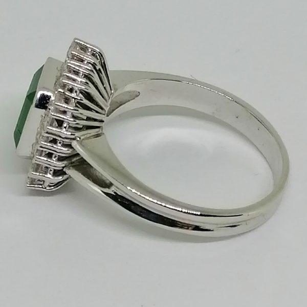 Bague en or gris émeraude et diamants. – Image 2