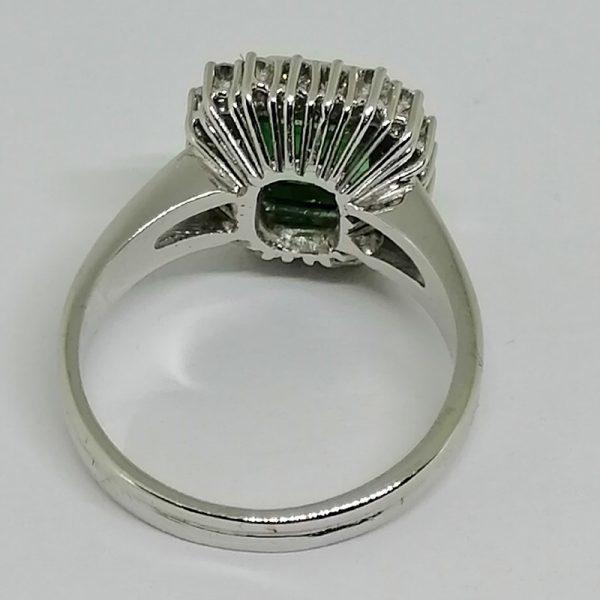 Bague en or gris émeraude et diamants. – Image 3