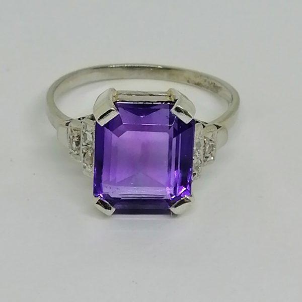 Bague or gris améthyste Art Déco.