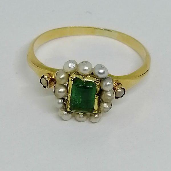 Bague en or, émeraude et perles fines