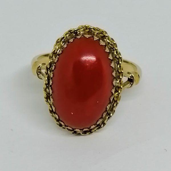 Bague en or avec cabochon corail.