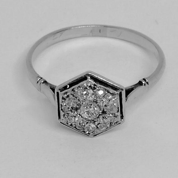 Bague or gris octogonale, et diamants.