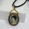 Pendentif en or, jaune et rose, avec miniature peinte d'un portrait, entourage de roses de diamants, vers 1860-80.
