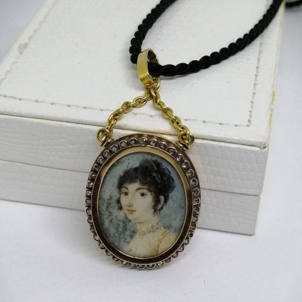 Pendentif en or, jaune et rose, avec miniature peinte d'un portrait, entourage de roses de diamants, vers 1860-80.