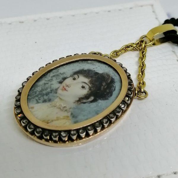 Pendentif en or, jaune et rose, avec miniature peinte d'un portrait, entourage de roses de diamants, vers 1860-80. – Image 2