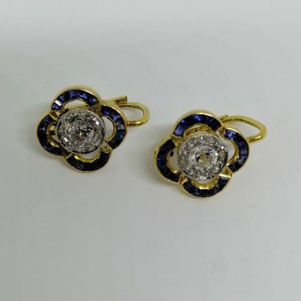 Boucles d'oreilles dormeuses avec saphirs et diamants.