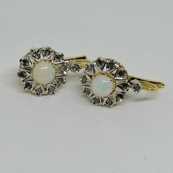 Boucles d'oreilles dormeuses avec cabochon d'opales.