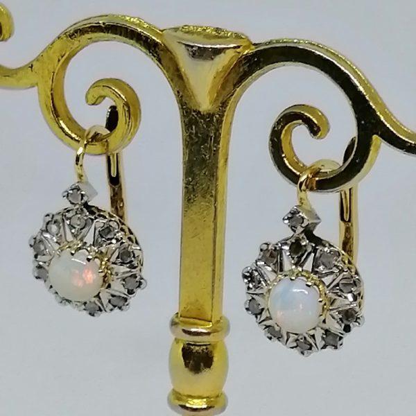 Boucles d'oreilles dormeuses avec cabochon d'opales. – Image 3