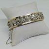 Bracelet argent ajouré avec motif de fleurs.
