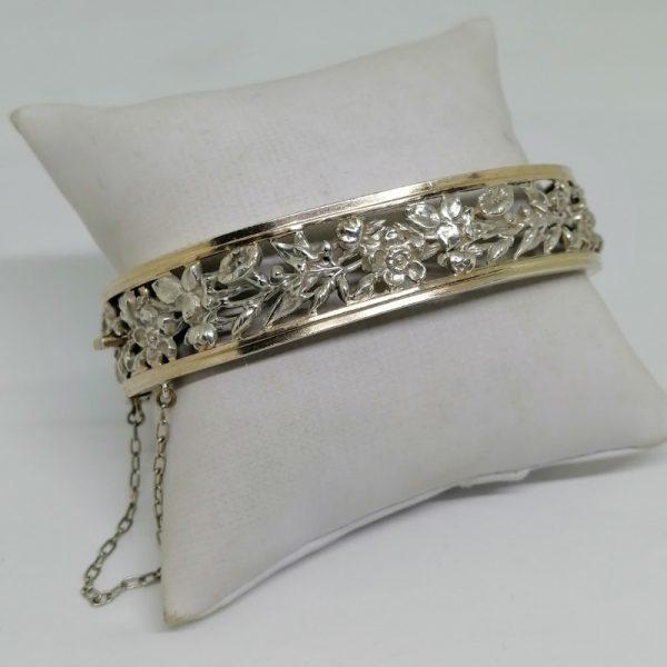 Bracelet argent ajouré avec motif de fleurs.