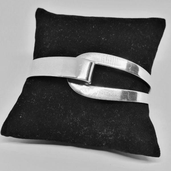 Bracelet argent comme une ceinture.