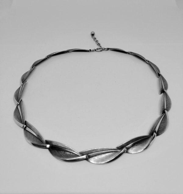 Collier en argent maillon façon plumes.