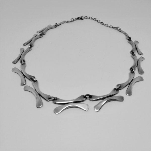 Collier argent façon osselets.