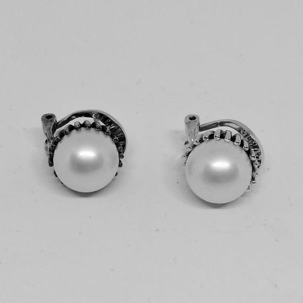 Boucles d'oreilles avec perle d'imitation.