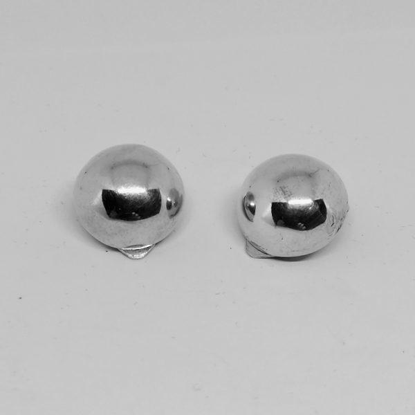 Boucles d'oreilles boules argent fermé.