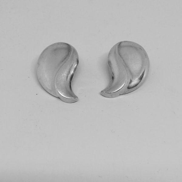 Clips d'oreilles en argent en forme de vague.