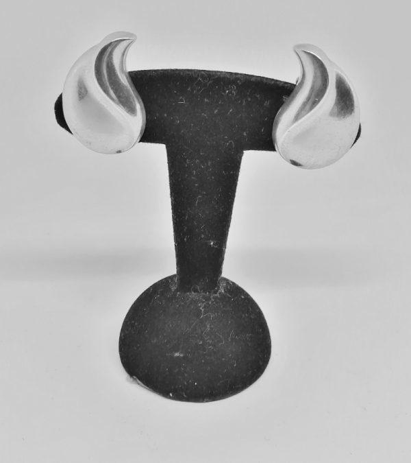 Clips d'oreilles en argent en forme de vague. – Image 3