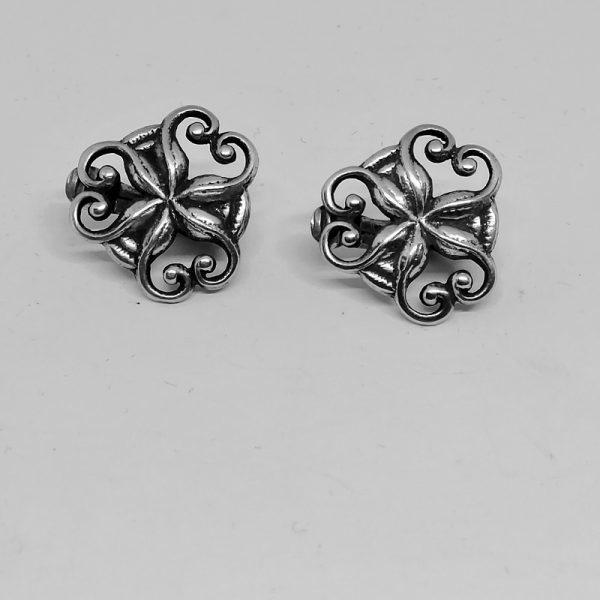 Paire de clips d'oreilles en argent signature Danoise.