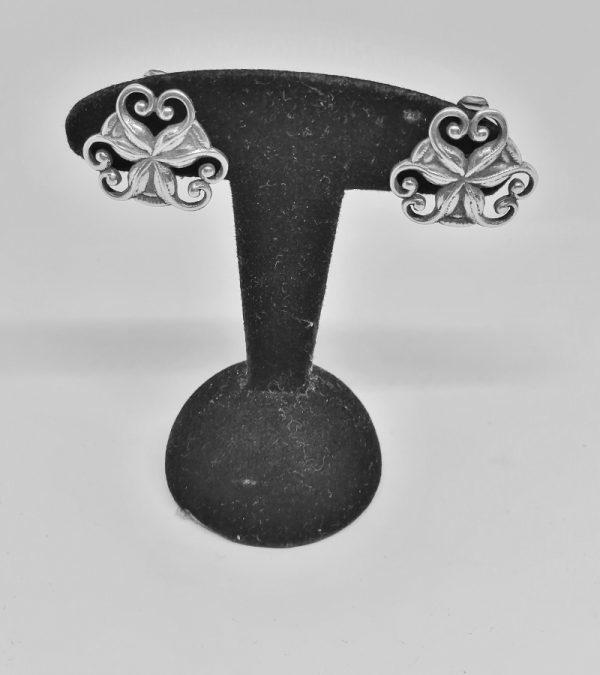 Paire de clips d'oreilles en argent signature Danoise. – Image 4
