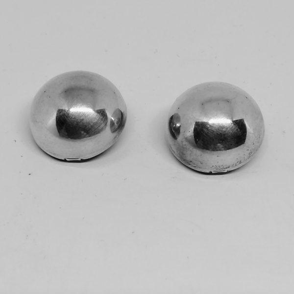 Clips d'oreilles en argent en forme de boules.