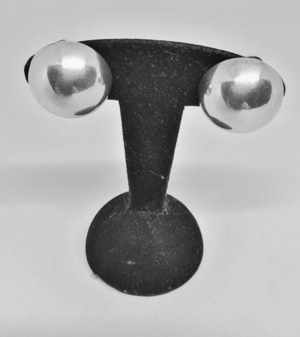 Clips d'oreilles en argent en forme de boules. – Image 3