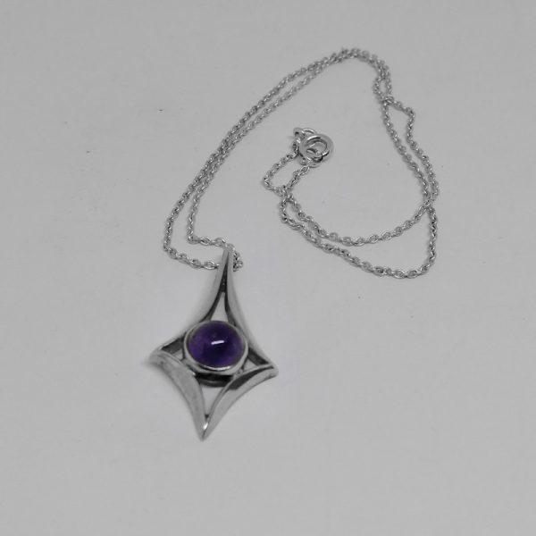 Chaîne et son pendentif argent et améthyste.