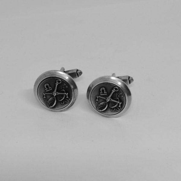 Boutons de manchettes rondes.