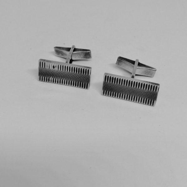 Boutons de manchettes rectangulaires.