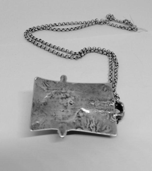 Pendentif création et sa chaîne . – Image 2