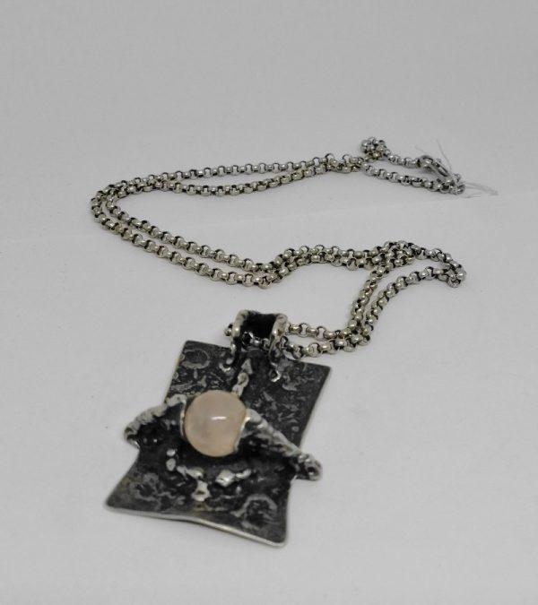 Pendentif création et sa chaîne .