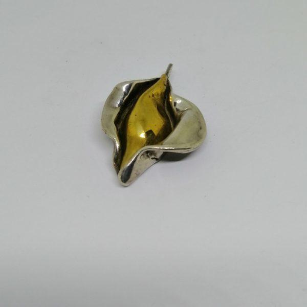 Pendentif de forme particulière.