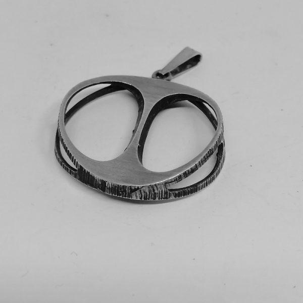 Pendentif rond et ajouré, signé K. L. Finlande.