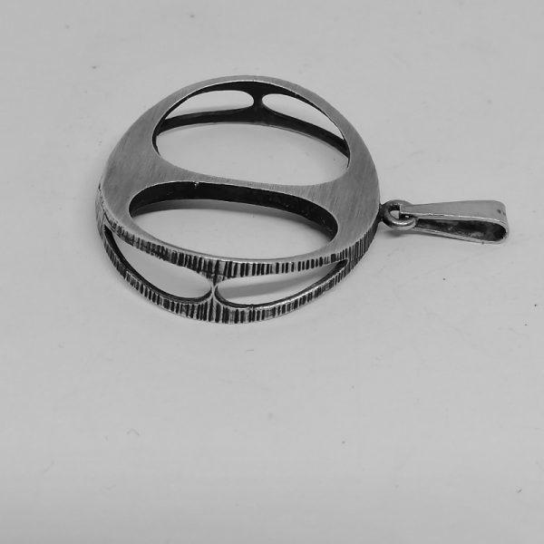 Pendentif rond et ajouré, signé K. L. Finlande. – Image 2