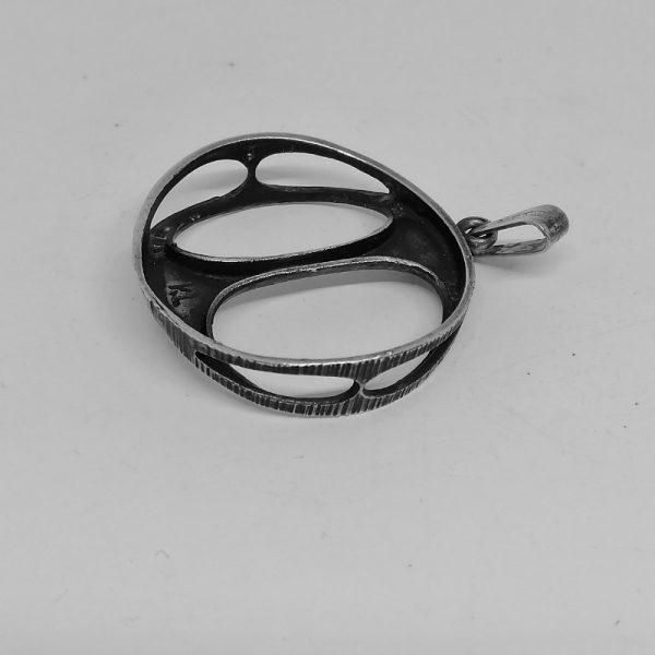 Pendentif rond et ajouré, signé K. L. Finlande. – Image 3