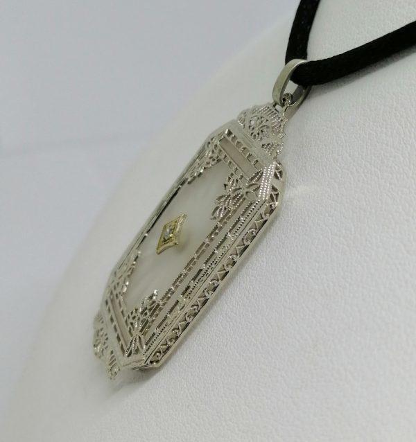 pendentif de dentelle grise avec cristal de roche et petit diamant 1930