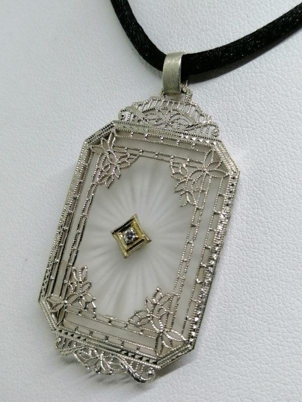 pendentif en dentelles grise avec cristal de roche et petit diamant art déco 1930