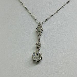 chaîne et pendentif en or gris avec diamants art déco