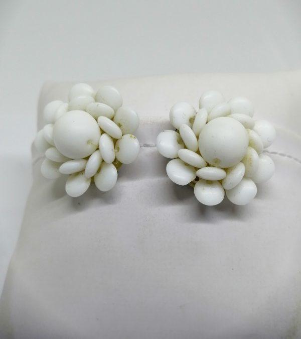 boucles d'oreilles en pâte de verre opaque formant une fleur 1930