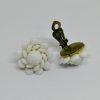 paire de boucles d'oreilles en pâte de verre blanc opaque formant une fleur époque 1930