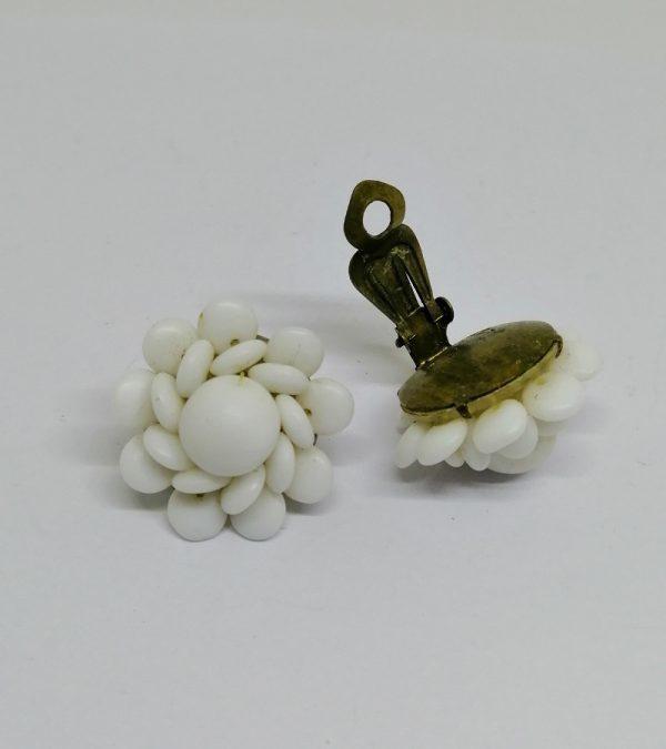 paire de boucles d'oreilles en pâte de verre blanc opaque formant une fleur époque 1930